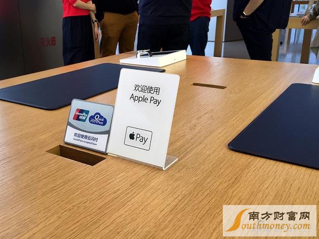 Apple Pay通过银联闪付实现 所以标识通常会放在一起