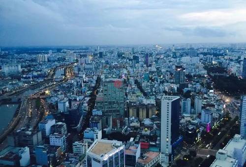 根据越南《住房法》规定，2015年起外国人和机构均可在越南购买房屋，限制只有三条：一是只能买公寓，不能买别墅；二是房屋产权为50年，到期后可以免费续一次下一个五十年，也就是说实际上是100年产权；三是每人在一个公寓小区或一个坊级行政区划最多只能拥有一套房屋，但所购住房的面积和总套数不受限制。