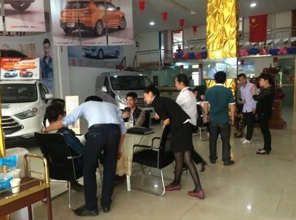 买车时，免息贷款真的零利息吗？别傻了，背后猫腻多着呢